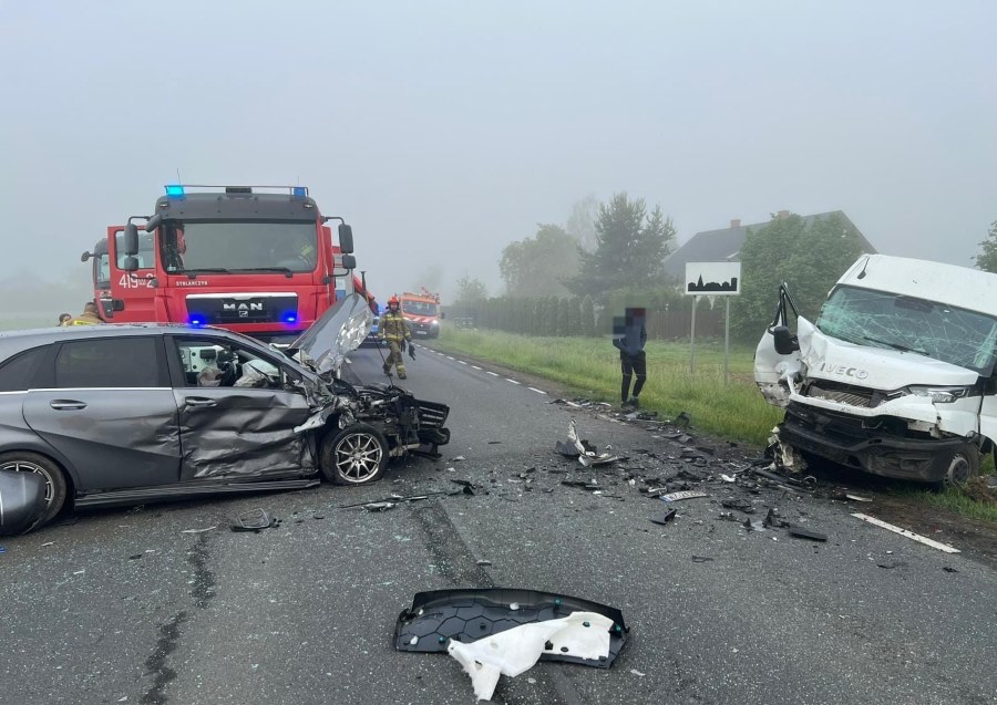Zderzenie trzech pojazdów na DK-60 w Gołyminie. Dwie osoby trafiły do szpitala